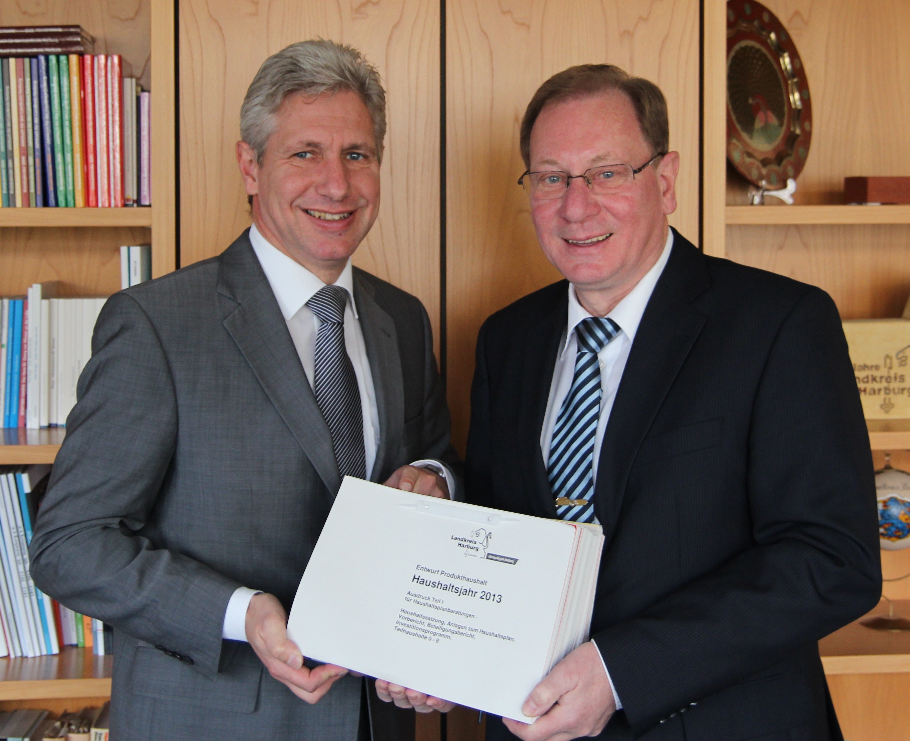 Erster Kreisrat Rainer Rempe (li.) und Kreiskämmerer Peter Dederke mit dem Entwurf für den Kreishaushalt 2013