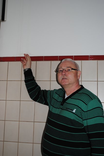 Vorsitzender Hans-Bernd Graubner zeigt eine Stelle, an der Wasser ins Gebäude eindringt
