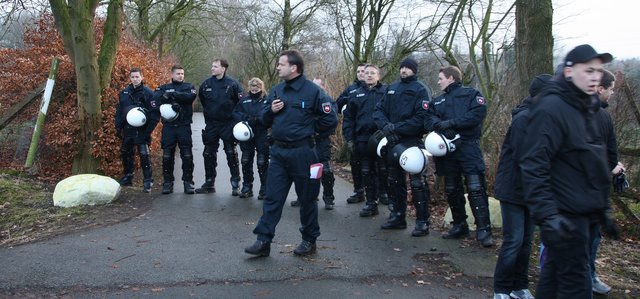 Einsatzkräfte in Kampfmontur riegelten die Zufahrt zum Haus von Alfred L. ab