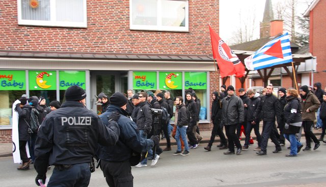 Polizeibeamte fertigten während der friedlich verlaufenden Demonstration Videoaufnahmen an