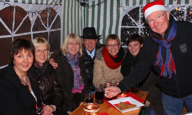 Parfümerie-Inhaberin Ilona Plett (li.) und ihre Mann Arno (re.) verwöhnten ihre Gäste mit leckerem Punsch. Maria Schimmöller, Steffi Karstens, Martin Schimmöller, Susanne Dohrmann und Carmen Philipp (v.li.) trotzten so der Kälte.