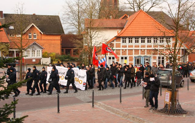 Die Polizisten marschierten voraus.