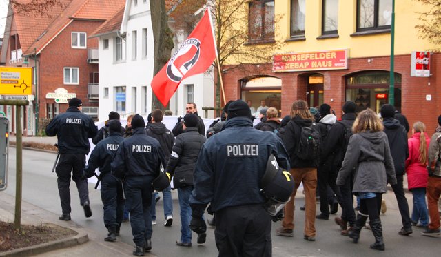 Bereitschaftspolizisten geleiteten die Demonstranten durch Harsefeld