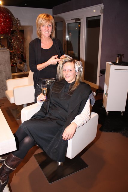 Entspannter Friseurbesuch kurz vor Mitternacht: Sandra Heuer ließ sich von Marion Reschke aus dem Team von "Scarlet Friseure" zu später Stunde Strähnchen machen