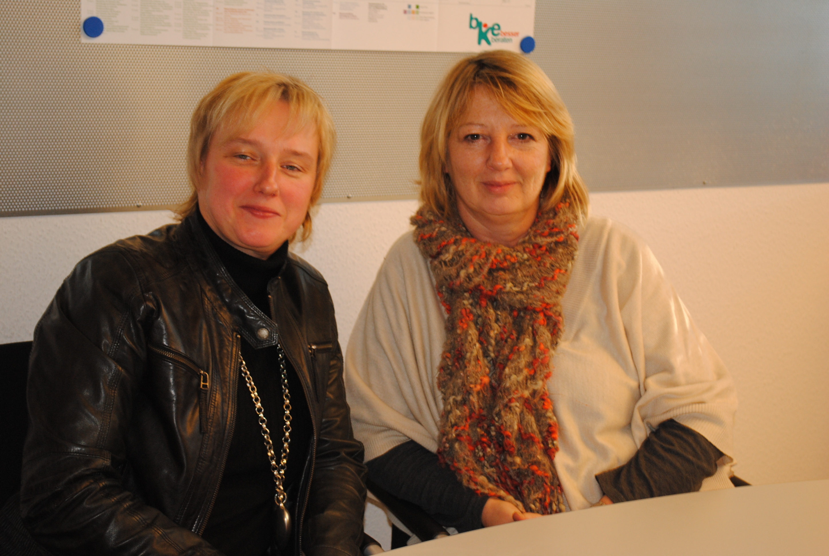 Die Buxtehuder Jugendamtsleiterin Andrea Lange-Reichardt (l.) und die Sozial-Pädagogin Birgit Struß erklären, was passiert, wenn ein Kind nicht mehr in seiner Familie bleiben kann