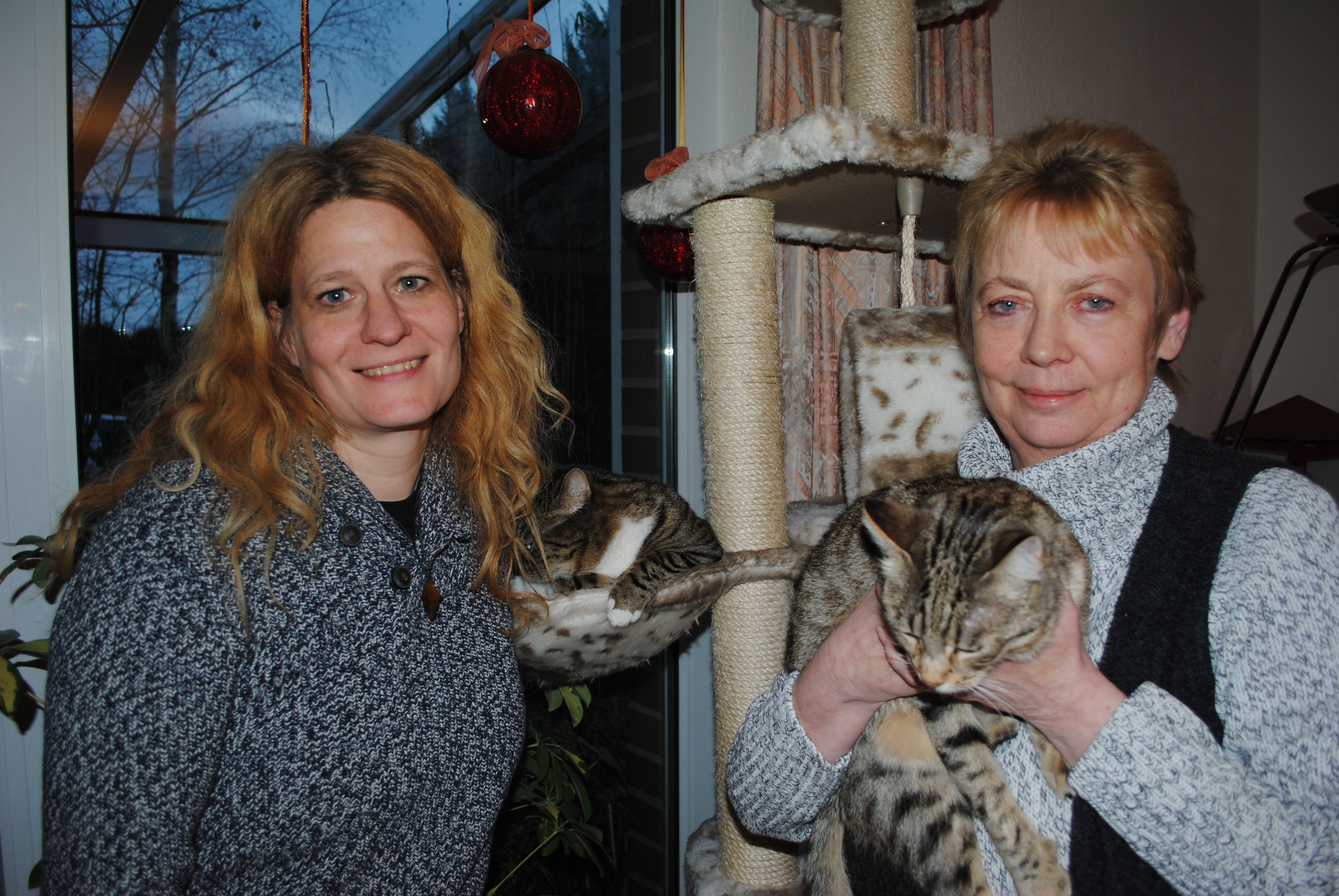 Die Tierschützer Bettina Jung (li.) und Sabine Brauer von der Organisation "Lobby pro Tier"