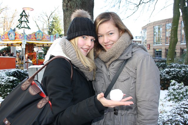 Freuen sich über den ersten Schnee: Lina (li.) und Alina aus Buchholz | Foto: Foto: mi