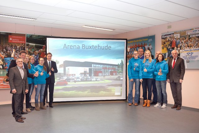 Die Planungen für den Arena-Bau schreiten voran. Darüber freuen sich (v.li.): Initiator Michael Schmidt, Helmut Dammann-Tamke (MdL CDU), die Spielerinnen Isabell Kaiser, Steffi Melbeck, Maxi Hayn, Ministerpräsident David McAllister, Janne Wode, Trainer Dirk Leun, Josephine Techert, Bundesliga-Obmann Michael Jungblut, Randy Bülau und Initiator Helmut Ponath