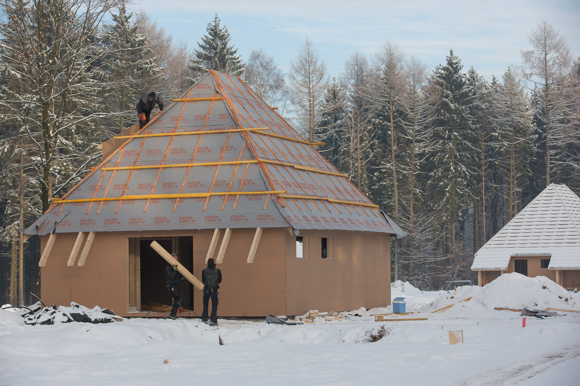 Auch die letzte der fünf Schafskoben steht im Rohbau. Die Appartement-Häuser erhalten jetzt ihren Innenausbau und werden mit landschaftstypischem Fachwerk verkleidet
