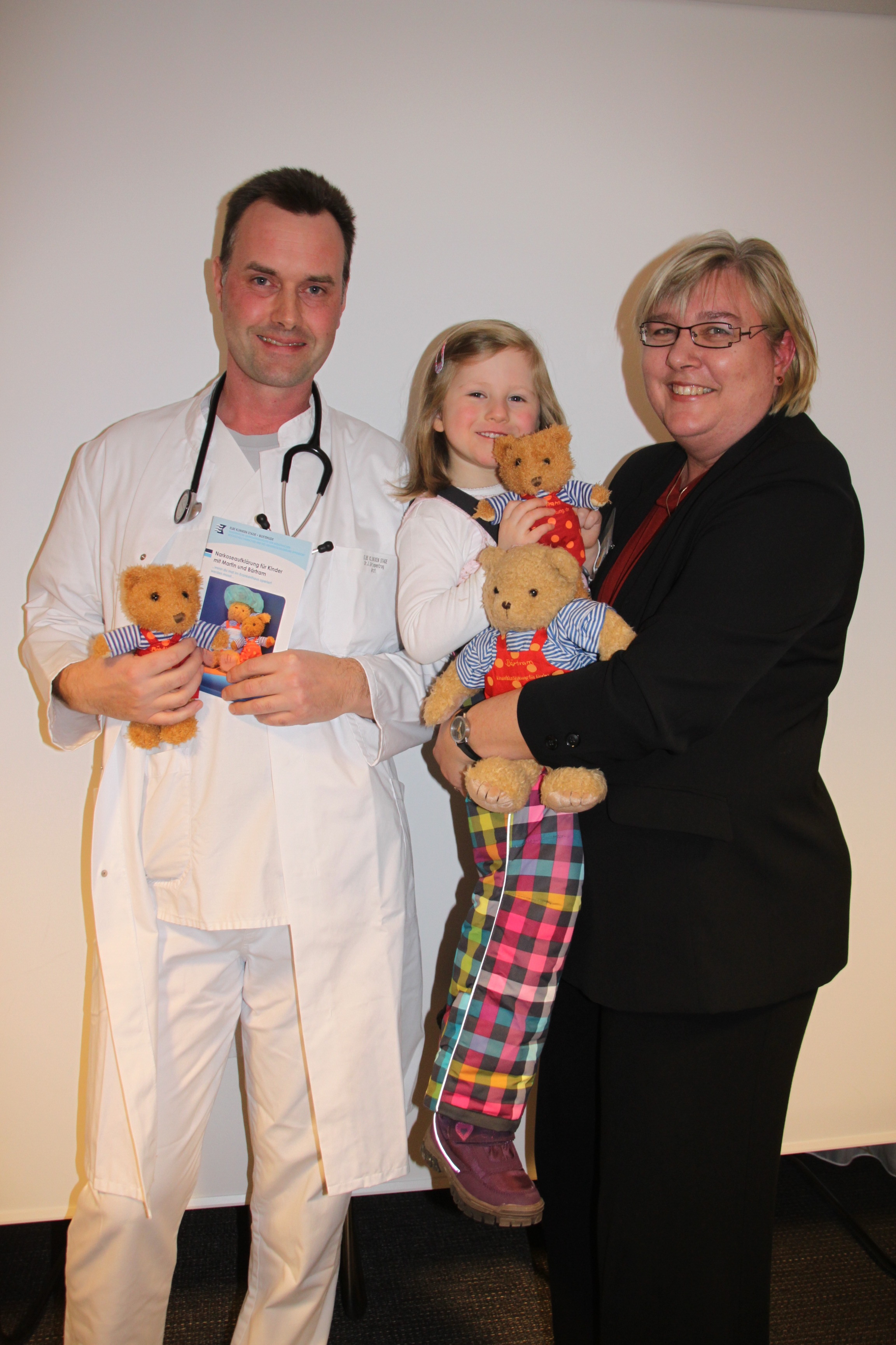 Henriette Pinkert (4) spielt die Hauptrolle in der Info-Broschüre zum "Bärtram"-Projekt. Dr. Jens Griepentrog und Birgit Pätzmann-Sietas aus dem Stader Elbe Klinikum sind mächtig stolz auf die Kleine