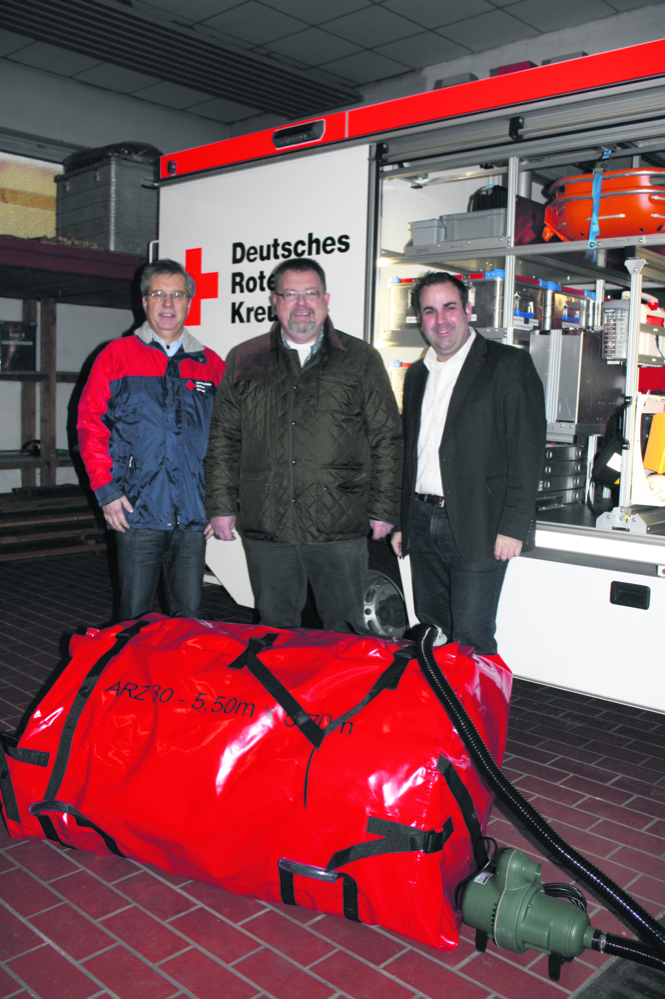 Bei der symbolischen Übergabe des Rettungszeltes: (v. li.) Norbert Böttcher (DRK), Vize-Landrat Norbert Böhlke und Jan Bauer (DRK)