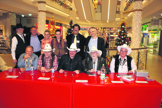 Bereit für die Autogrammstunde: Die Jungs von "Truck Stop" (vorn) mit Vertretern der Buchholz-Galerie und des Veranstaltungszentrums Empore