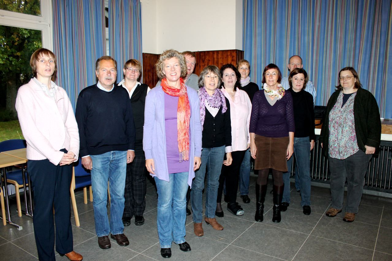 Maria von Bismarck (4. v. li.) trainierte Kirchenvorstehern aus den Kirchenkreisen Hittfeld und Winsen in puncto Auftreten