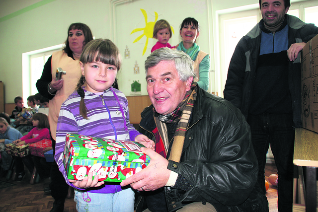 Zelimir Srnec, Leiter der serbischen Partnerorganisation "Tabita" des Sozialwerks, beschenkt ein kleines Mädchen