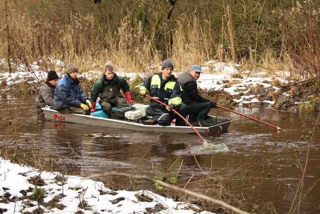 Der Blick ist konzentriert auf das Wasser gerichtet.