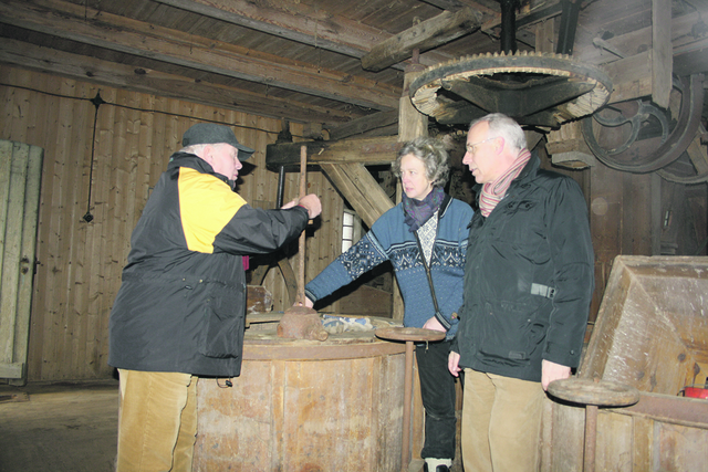Emily Weede, Müllermeister Franz Rosenkranz (li.) und Dr. Klaus-Georg Puttmann vom Landesamt für Denkmalschutz im Inneren der alten Mühle