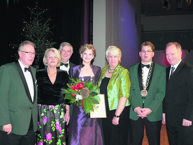Die neue Landeskönigin Vanessa Döhring (Mi.) umringt von Landesdamenleiterin Petra Putensen, (re.) und ihrer Stellvertreterin Irmgard Lenge, Vizepräsident Heinz Thömen (v. li.), Vizepräsident Eckard Missfeld, Präsident Lars Bathke und Hamburgs Innen- und Sportsenator Michael Neumann