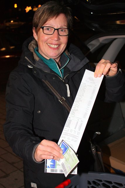 "Hat prima geklappt!" - Regina Poppe zeigt stolz den Bon von ihrem ersten Einkauf mit Gutscheinen