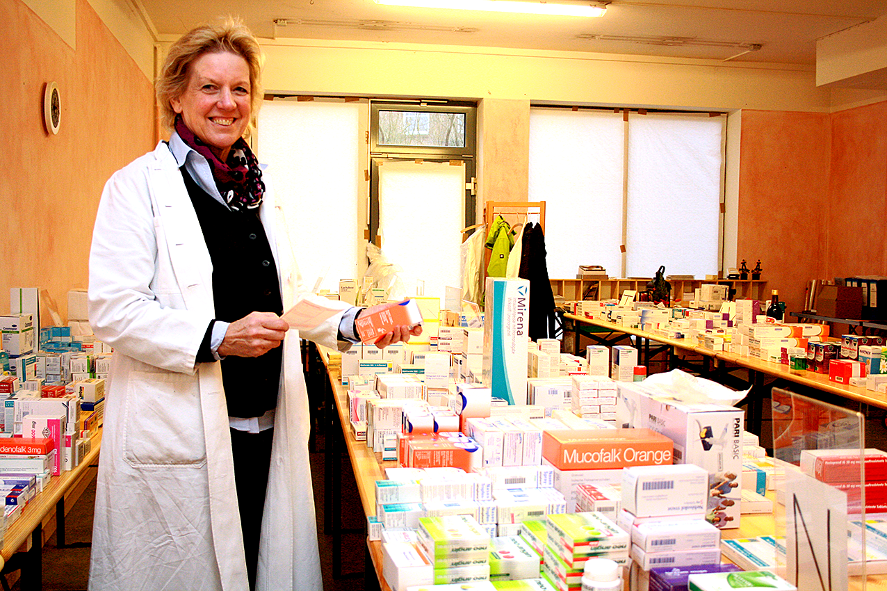Apothekerin Astrid Ellerbrok steht in ihrem provisorischen Warenlager