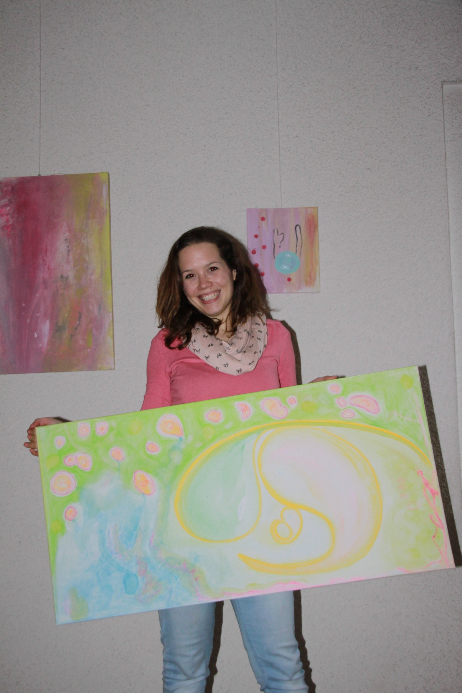 Jennifer Amanda Deane mit drei ihrer Gemälde