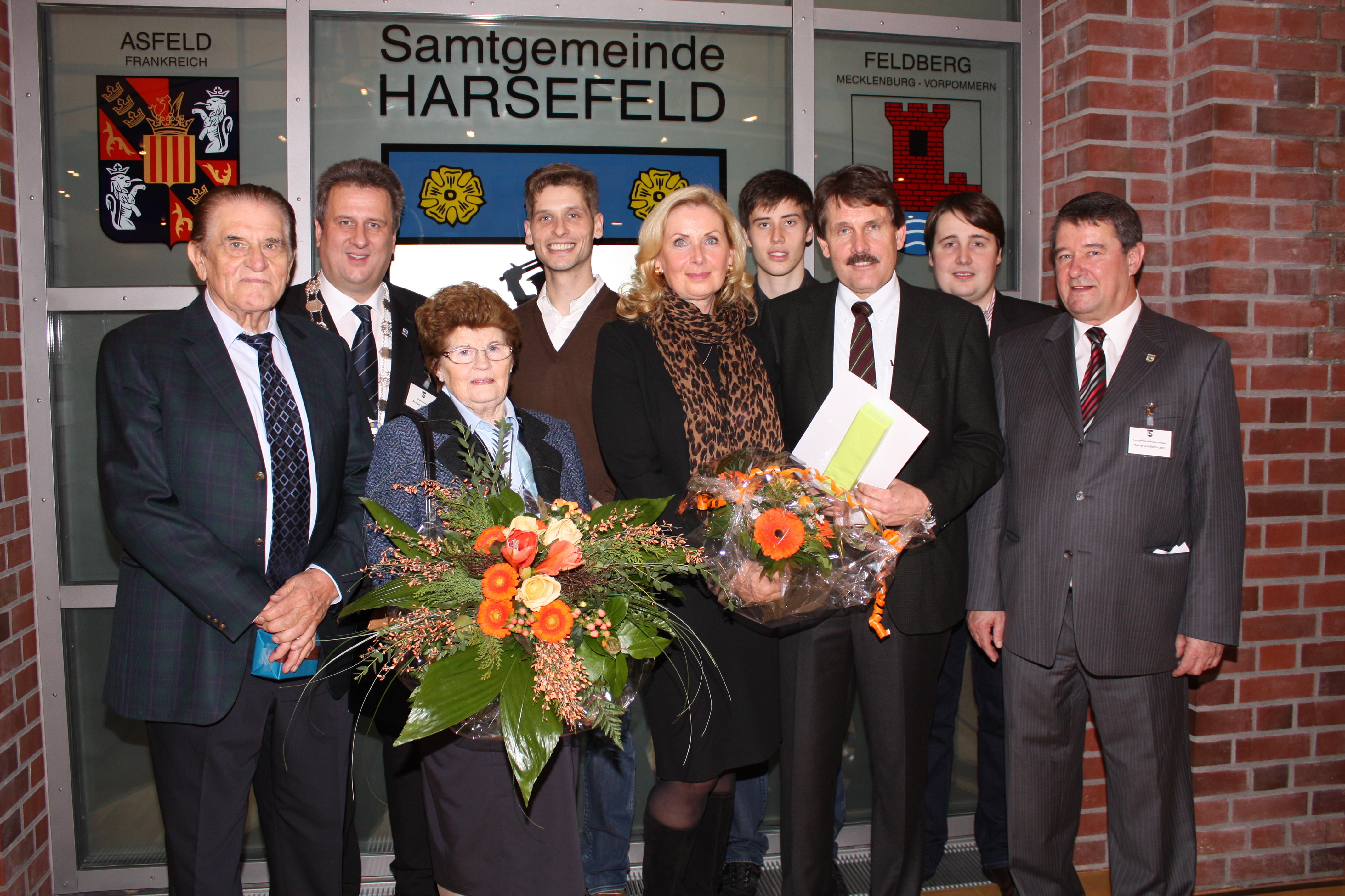 Samtgemeindebürgermeister Rainer Schlichtmann (re.) und Fleckens-Bürgermeister Michael Ospalski (2.vli.) gratulieren der Familie Viebrock zur Auszeichnung