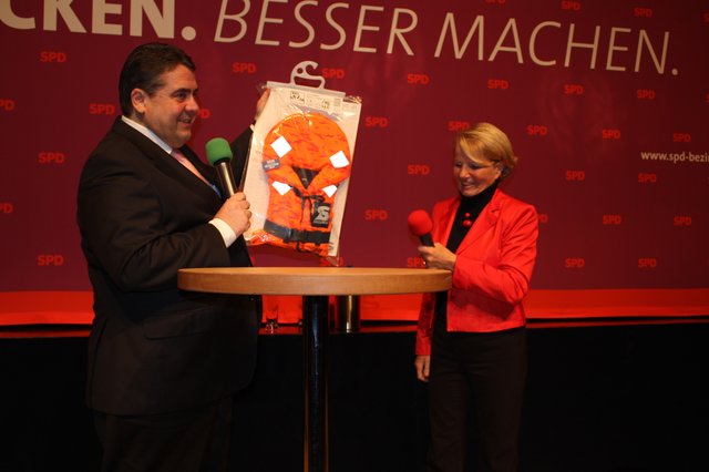 Von Moderatorin Silva Seeler erhielt Segel-Fan Sigmar Gabriel eine Rettungsweste für seine kleine Tochter