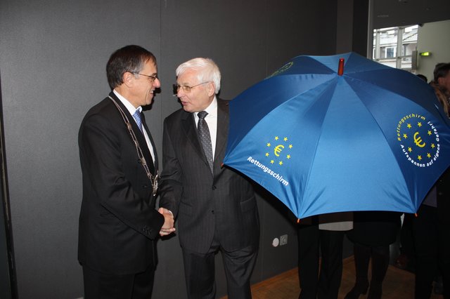 Da kann ja nichts passieren: Von Steinbecks Ortsbürgermeister Kurt Hölzer (re.) erhielt Wilfried Geiger einen "Euro-Rettungsschirm"