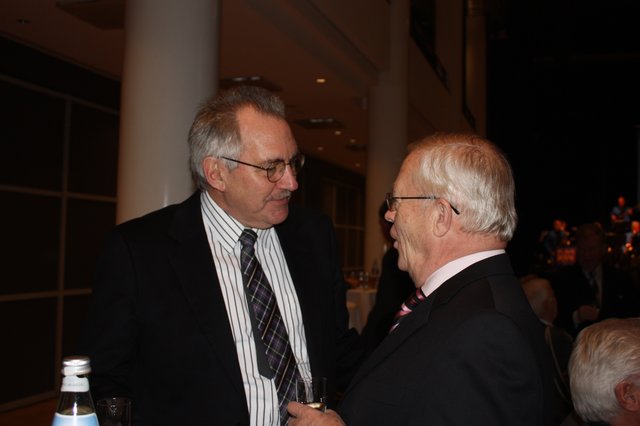 Andreas Buß (li., Vorstandsmitglied Laurens Spethmann Holding) und Buchholz' Ex-Ratsvorsitzender Joachim Schleif