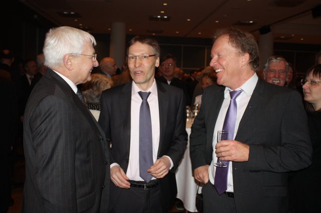 Gute Laune: (v. li.) Steinbecks Ortsbürgermeister Kurt Hölzer, Helge Dannat (Prokurist Stadtwerke) und Remo Rauber (Aufsichtsratsvorsitzender Stadtwerke)