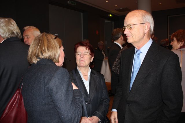 Buchholz' Baudezernentin Doris Grondke (v. li.) tauscht sich mit Karin Iske (Vorsitzende SV Holm-Seppensen) und Kai von Thienen (AG Buchholzer Sportvereine) aus