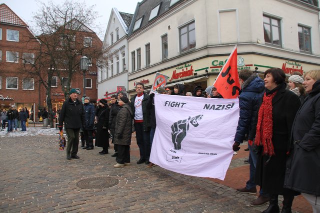 Unter den Gegendemonstranten war auch die Landtagsabgeordnete der SPD Petra Tiemann (re. im Bild)