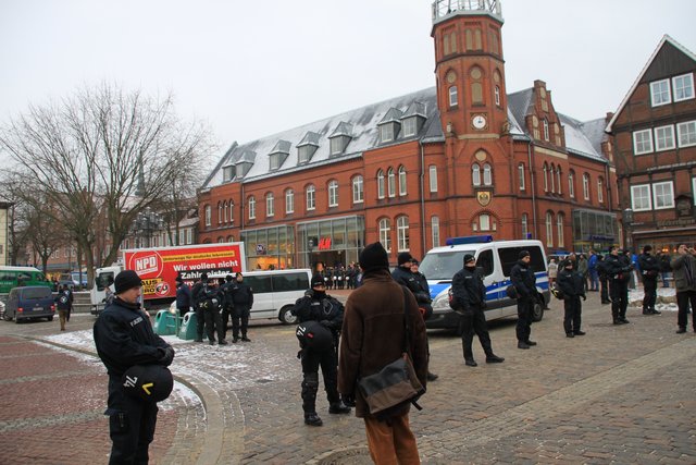 Rund 100 Polizisten aus Stade und Lüneburg sicherten die Veranstaltung ab