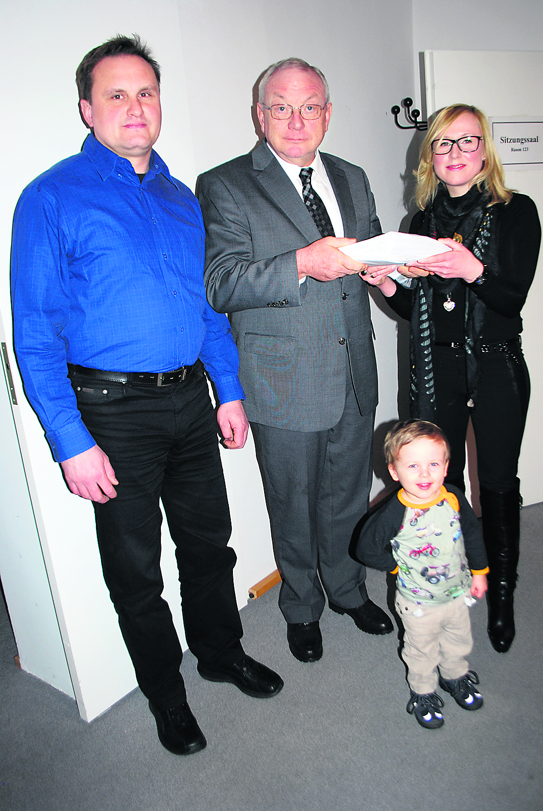 Bei der Listenübergabe (vb. li.): Verwaltungsmitarbeiter Michael Burmester, Samtgemeinde-Bürgermeister Dirk Bostelmann und Bürgerbegehren-Mit-Initiatorin Nadja Weippert mit Sohn Henry (2)