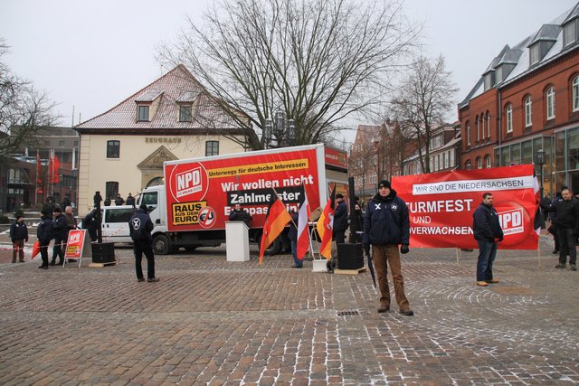 Sobald der NDP-Propaganda-Lkw auf dem Pferdemarkt eintraf, ertönten ein Pfeifkonzert und "Nazis raus"-Sprechchöre