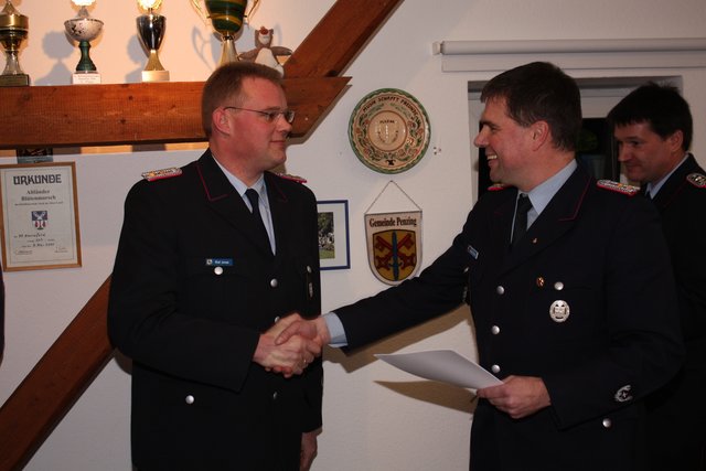 Gemeindebrandmeister Heiko Wachlin (re.) gratuliert dem Harsefelder Ortsbrandmeister Olaf Jonas zum Erhalt des Ehrenabzeichens für mehr als 20 Dienstjahre bei der Freiwilligen Feuerwehr