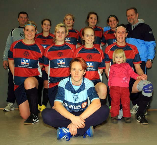 Die Vorfreude auf das Turnier ist groß bei den Fußball-Frauen des Buchholz FC mit ihrem Trainer Henry Lukas (li.) und Co-Trainer Kalle Gaetke (re.)