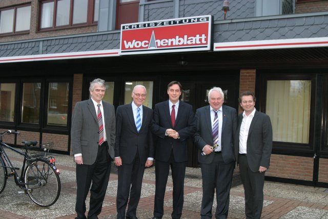 Martin Schrader , Joachim Bordt , David McAllister , Heiner Schönecke , Stephan Schrader (v. li.) vor dem WOCHENBLATT - Haus in Buchholz