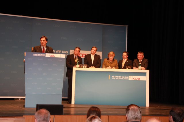 Gruppenbild mit Dame - die Landtagskandidaten mit ihren Wahlkämpfern Angela Merkel und David McAllister