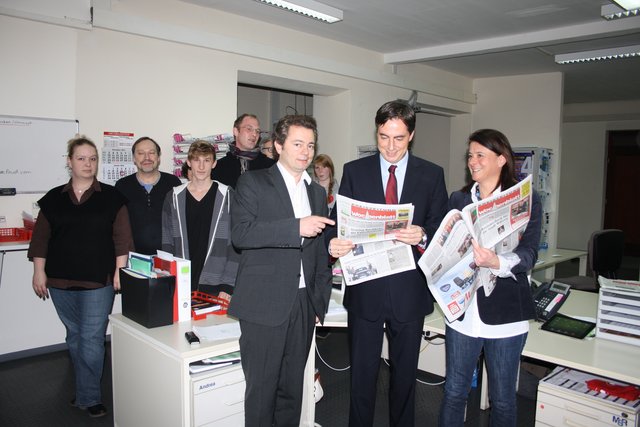 Stephan Schrader, David McAllister und Produktionsleiterin Andrea Heimbold mit Mitarbeitern in der WOCHENBLATT - Technik in Buchholz