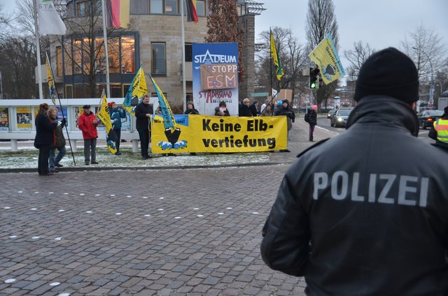 Kleine Demonstration am Rand des McAllister/Merkel-Auftritts im Stadeum | Foto: Polizei
