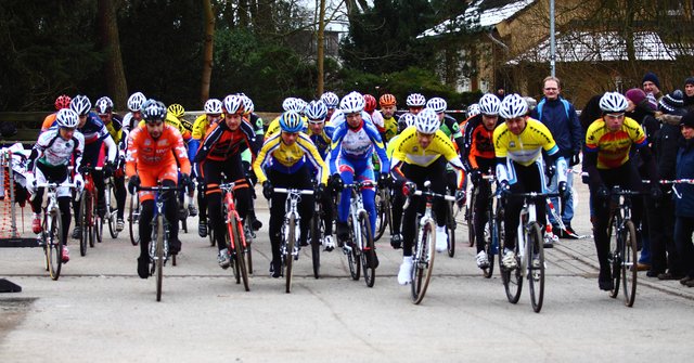 Start mit Armin Raible (Zweiter von re.) zum Rennen der Seniorenklasse mit 34 Teilnehmern in Buchholz.