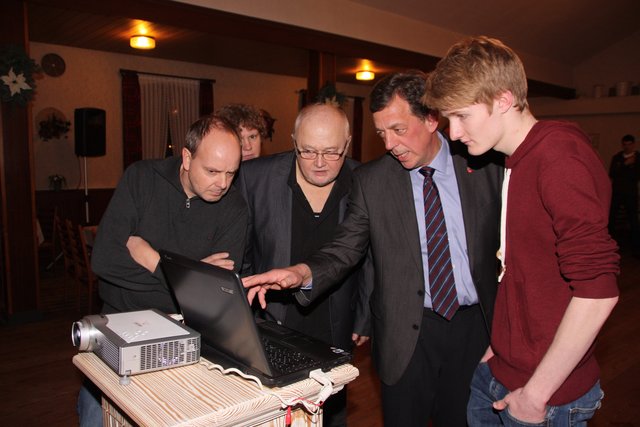 Auf dem Notebook werden auf der Wahlparty in Ohrensen die ersten Ergebnisse aus dem Landkreis angezeigt
