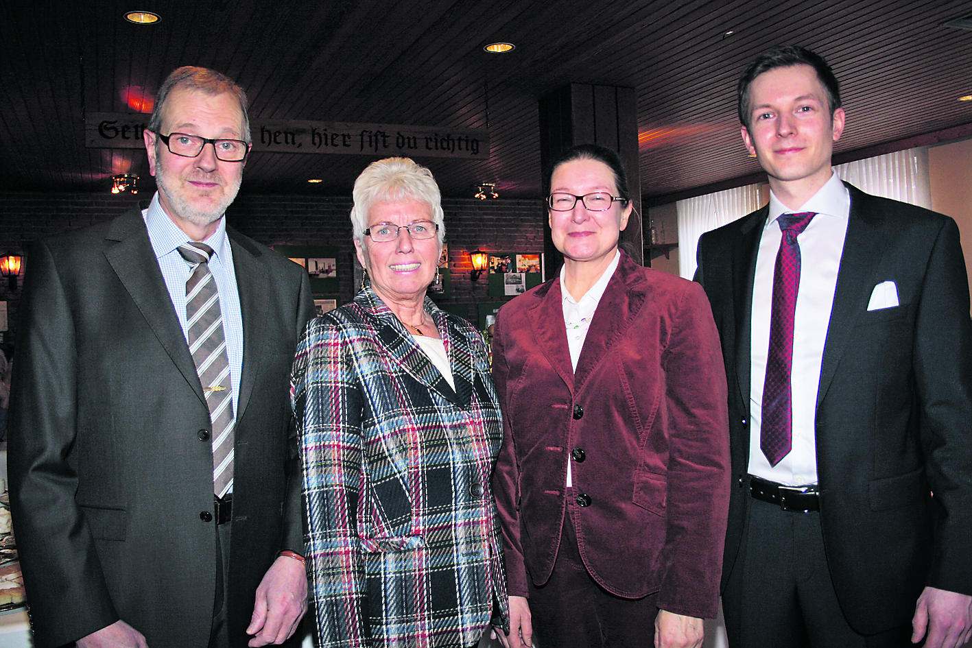 Luden zum Jubiläums-Empfang ein (v.li.): Claus Röder, seine Schwester Kathrin Bergemann, Helga und Jan Martin Röder