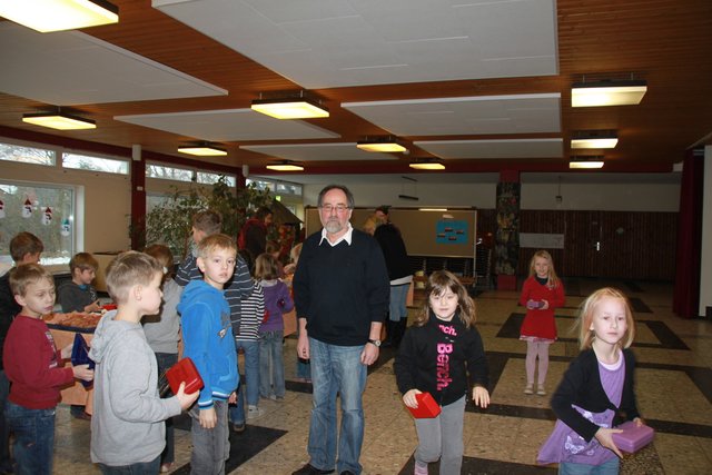 Schulleiter Egon Brandt mit einigen seiner Schützlinge, die sich gerade ihr tägliches "Gesundes Schulfrühstück" abgeholt haben