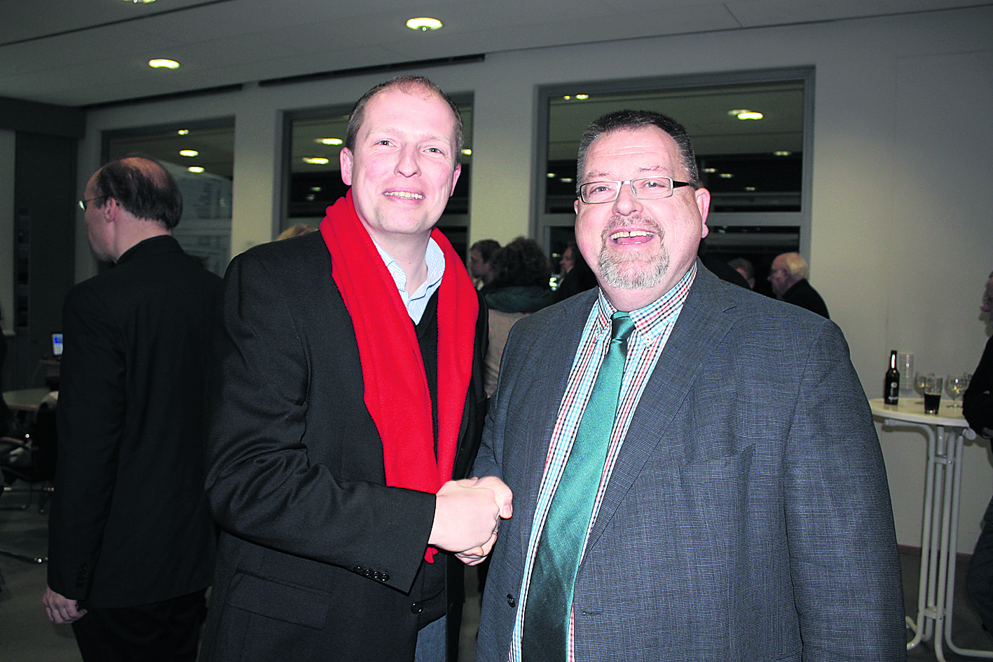Alles Wahlsieger! Sozialdemokrat Tobias Hanke (li.) gratuliert Norbert Böhlke (CDU) zum Direktmandat im Wahlkreis 51