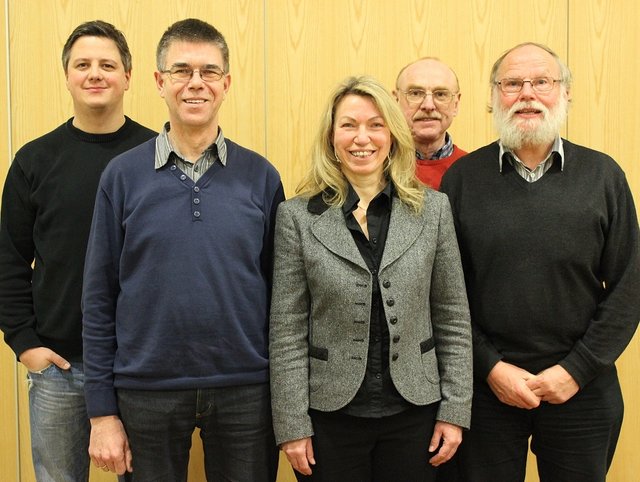 Der Vorstand des neu gegründeten Vereins "Bürgerinitiative gegen die Raststätte Elbmarsch" (v. li.) : Kai Wienrich (Kassenwart), Ulrich Sauck (stv. Vorsitzender), Angelika Gaertner (1. Vorsitzende), Dr. Friedrich Lührs (Schriftführer) und Rainer Weseloh (stv. Vorsitzender)