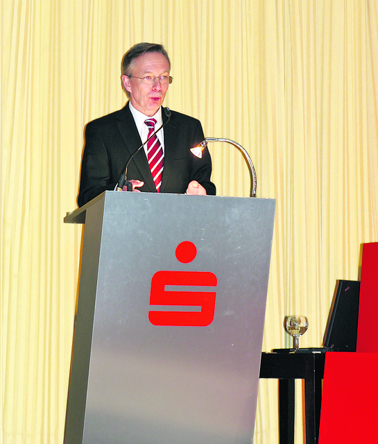 Heinz Lüers, Vorstandvorsitzender der Sparkasse Harburg-Buxtehude, gab einen Überblick über die wirtschaftliche Situation in der Region Fotos: ah