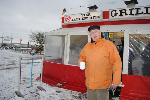 Klaus-Peter Toeppe (63) aus Grünendeich steht oft bei Agim Hajrullahu am Tresen und trinkt seinen Kaffee