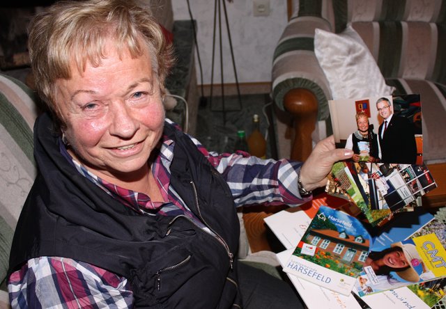 Eine äußerst erlebnisreiche Tätigkeit: Die Gästeführerin zeigt einige Fotos aus ihrer umfangreichen Sammlung