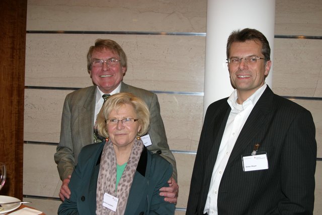Kamen aus Winsen zum Empfang (v.li.): Ingelore und Hans-Peter Laudahn (Reifen-Laudahn) und Dieter Meyer (Geschäftsführer Weese & Jacoby Versicherungscontor)